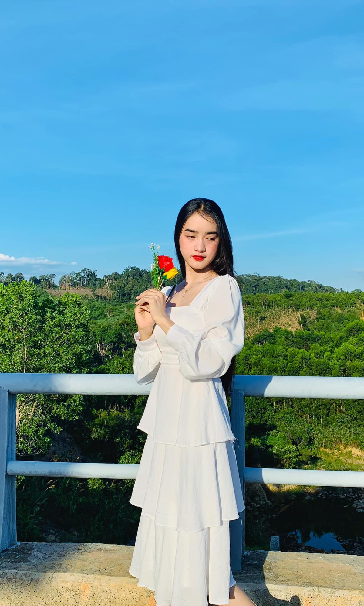 Từ khi nổi tiếng, Yona Cươn cũng vấp phải những ý kiến trái chiều. Có người thì nói cô nàng "giả trân" vì quay video làm việc vất vả nhưng chẳng nhăn mặt, nhăn mày mà lại cười tươi rói. Có người lại nói gái xinh "đem gia đình ra câu view" vì thường xuyên cho bố mẹ lên sóng TikTok.