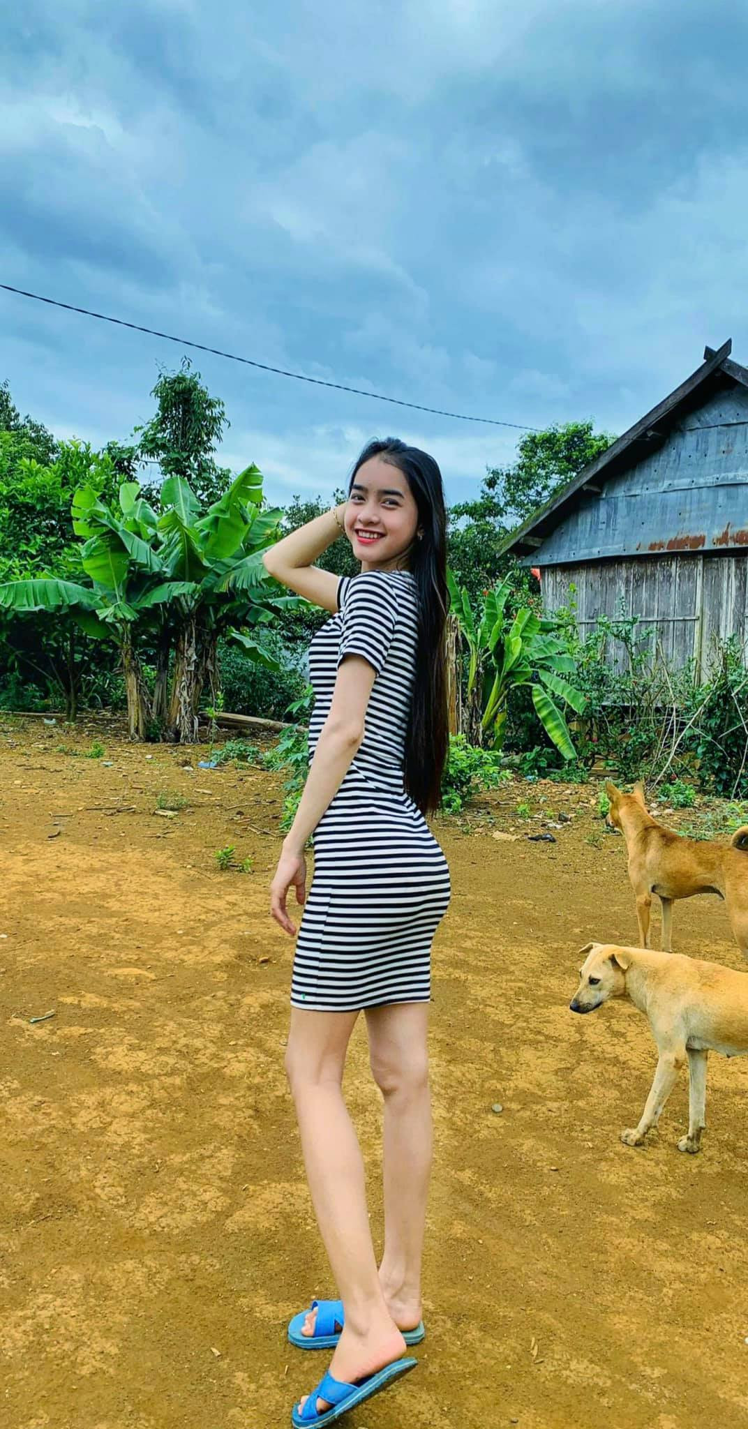 Chính vì vậy, Yona Cươn được netizen ưu ái gọi là "thiếu nữ Ba Na", "sơn nữ Ba Na"... Sau khi nổi tiếng, gái xinh cũng bắt đầu nhận PR cho một số nhãn hàng để kiếm thêm thu nhập, phụ giúp cho gia đình.