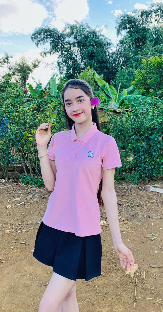 Sợ con gái buồn, tháng 6/2020 bố mẹ gái xinh dân tộc Ba Na đã sắm cho cô nàng chiếc điện thoại cảm ứng.