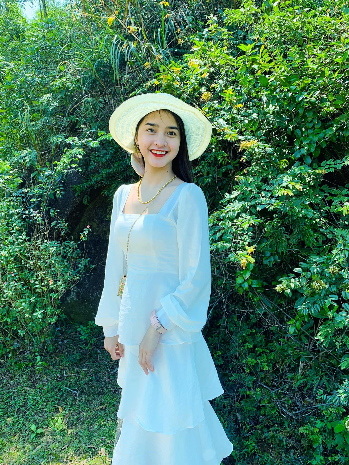 Cơ duyên của Yona Cươn đến "vũ trụ" trai xinh gái đẹp của TikTok bắt đầu bằng việc cô nàng thường xuyên đau ốm từ nhỏ nên đành dừng việc học tập lại vào năm lớp 10.