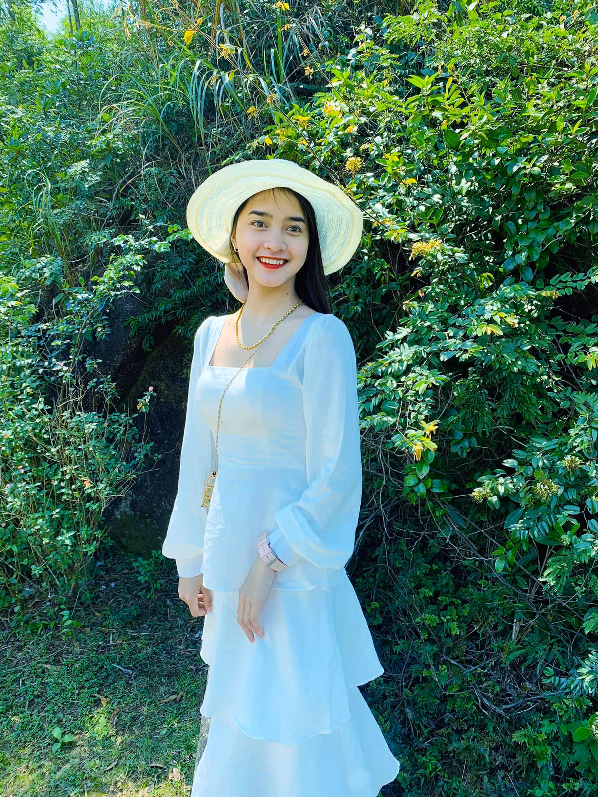 Cơ duyên của Yona Cươn đến "vũ trụ" trai xinh gái đẹp của TikTok bắt đầu bằng việc cô nàng thường xuyên đau ốm từ nhỏ nên đành dừng việc học tập lại vào năm lớp 10.