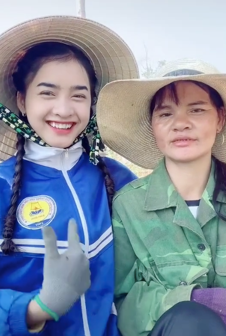 Nếu là một trong những "dân chơi" đam mê lướt TikTok mỗi ngày, chắc hẳn bạn cũng đã từng thấy qua "hot girl dân tộc" Yona Cươn trong các video trên xu hướng.