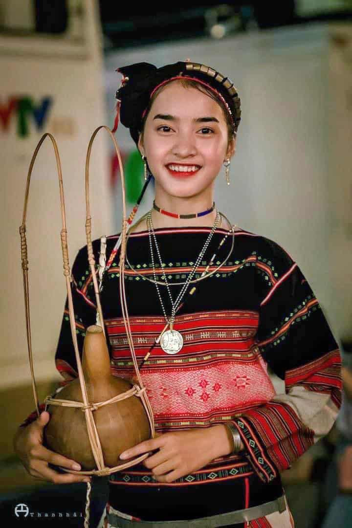 Yona Cươn - hot girl dân tộc Ba Na đang chiếm sóng rộng rãi trên TikTok.