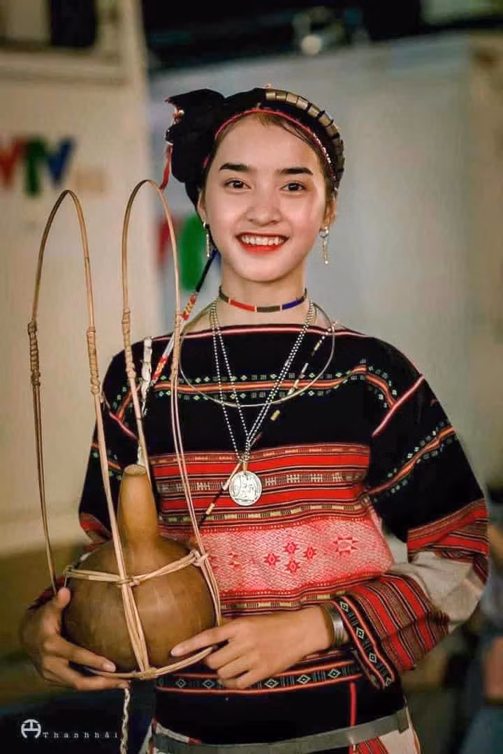 Yona Cươn - hot girl dân tộc Ba Na đang chiếm sóng rộng rãi trên TikTok.