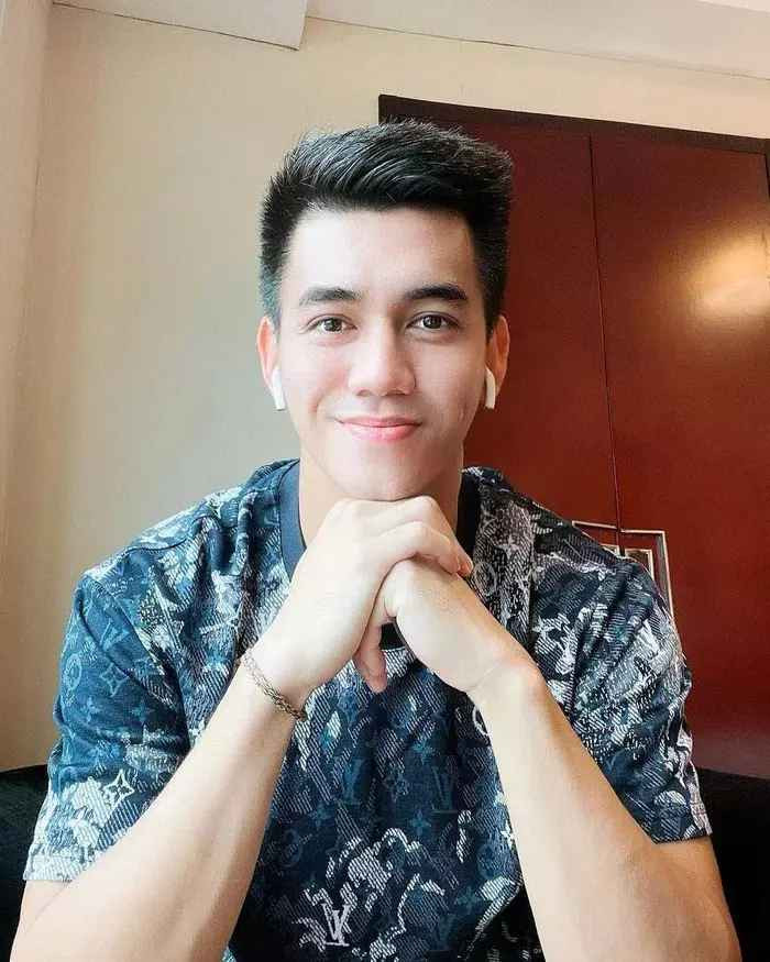 Chưa hết, tủ giày toàn hàng hiệu của Tiến Linh tại tư gia ở Bình Dương, ước tình cả trăm triệu đồng.