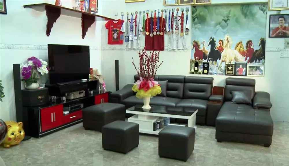 Tư gia rộng 300m2 của Tiến Linh ở Bình Dương. Ngoài nơi ở, bất động sản còn dành một vị trí khá rộng để bố mẹ chàng tiền đạo phục vụ cho mục đích kinh doanh.