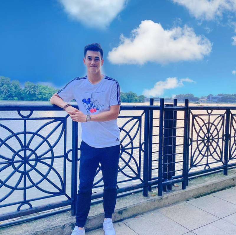 Từ trên xuống dưới, outfit của Tiến Linh chẳng có gì ngoài hàng hiệu.