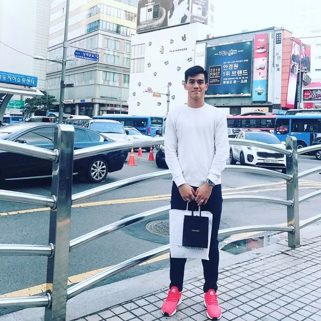 mới nhất, Hoàng Đức chia sẻ hình ảnh bản thân đang rèn luyện thể lực. Các chân sút khác đã vào "cà khịa" chuyện sức khỏe của ngôi sao gốc Hải Dương. Nhưng nổi bật trong số đó thuộc về màn tương tác qua lại với đồng hương Tiến Linh.