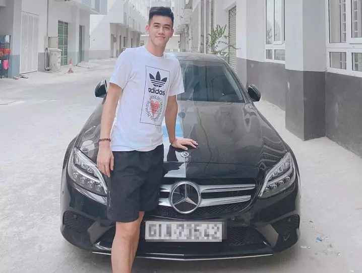 Chiếc Mercedes-Benz C200 Tiến Linh mua năm 2020 có giá niêm yết khoảng 1,5 tỷ đồng cùng ngoại thất màu đen sang trọng.