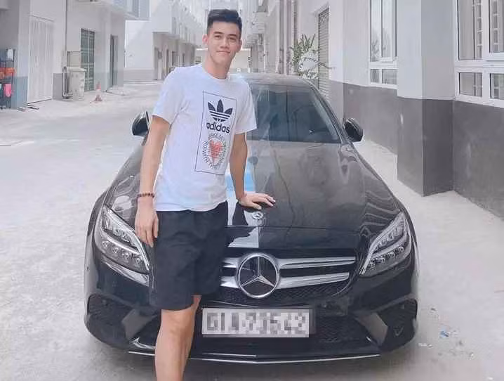 Chiếc Mercedes-Benz C200 Tiến Linh mua năm 2020 có giá niêm yết khoảng 1,5 tỷ đồng cùng ngoại thất màu đen sang trọng.