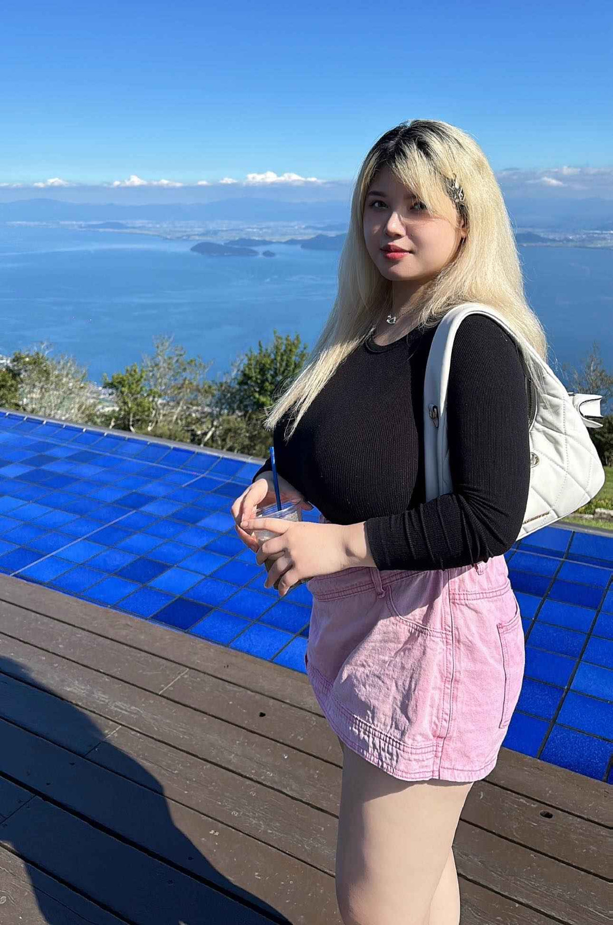 "Hot girl ngực khủng" Hải Dương bất ngờ cỡ hé lộ tương lai Vào năm 2018, Võ Thị Thu Trang (SN 2001, đến từ Hải Dương) bất ngờ nổi tiếng trên mạng xã hội vì có vòng một ngoại cỡ, với số đo lên đến 110cm.