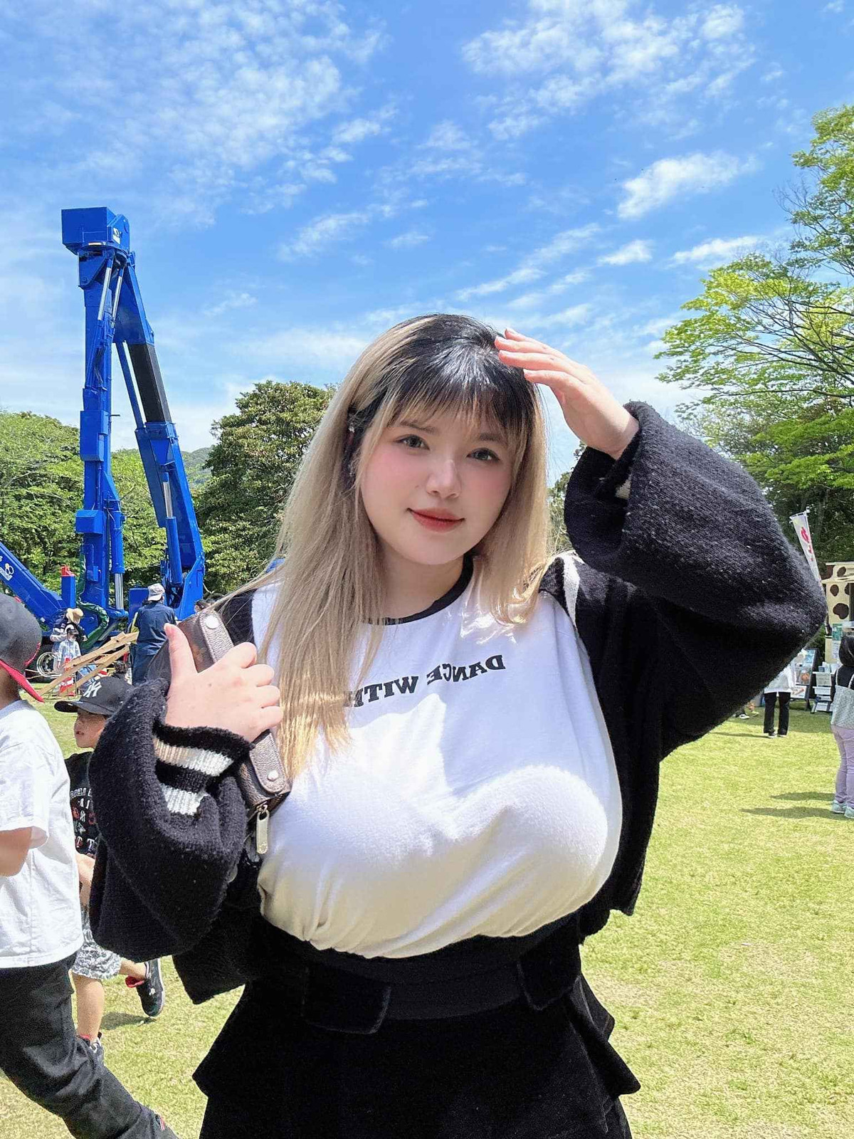 Cô gái Hải Dương còn thường xuyên xuất hiện với những bộ hình gợi cảm cùng bạn trai, điều này khiến cô nhận về không ít bình luận trái chiều từ cộng đồng mạng. Không lâu sau, cô bạn đã thực hiện phẫu thuật để thu nhỏ vòng 1 và quyết định sang Nhật Bản du học.