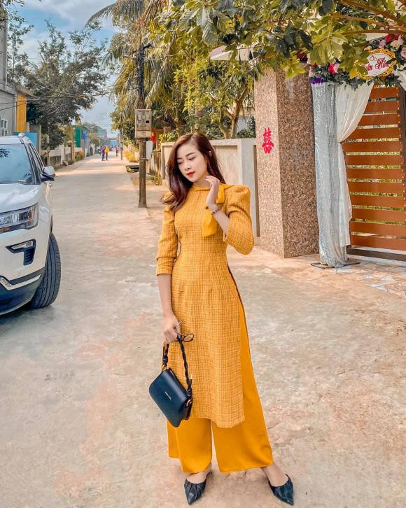 Trong khi đó, con gái cầu thủ Phan Văn Đức cũng được mẹ diện áo dài đỏ, đầu đeo băng đô.