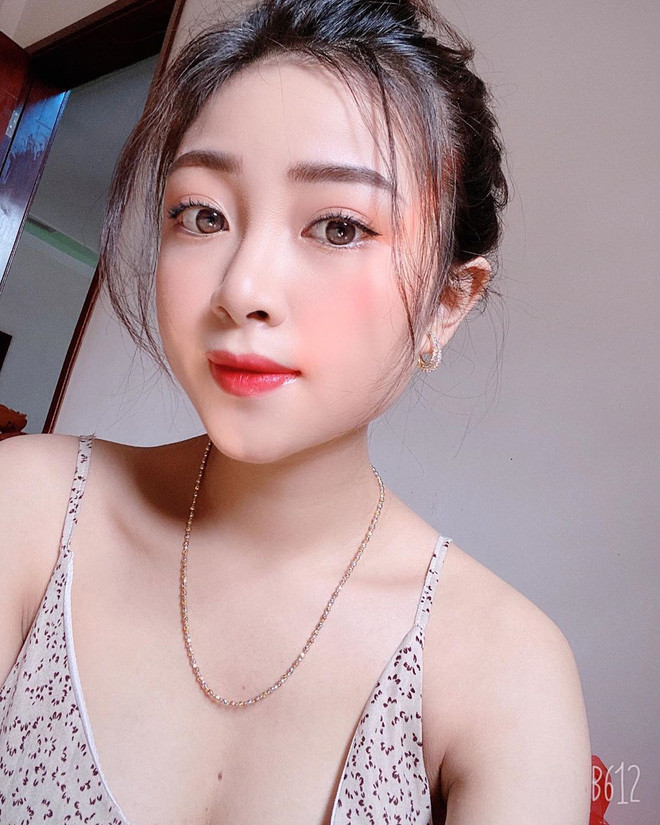 Vô vàn những lời khen của fan được gửi về cho bà xã Phan Văn Đức khiến tiền vệ của ĐTQG Việt Nam cảm thấy hãnh diện.