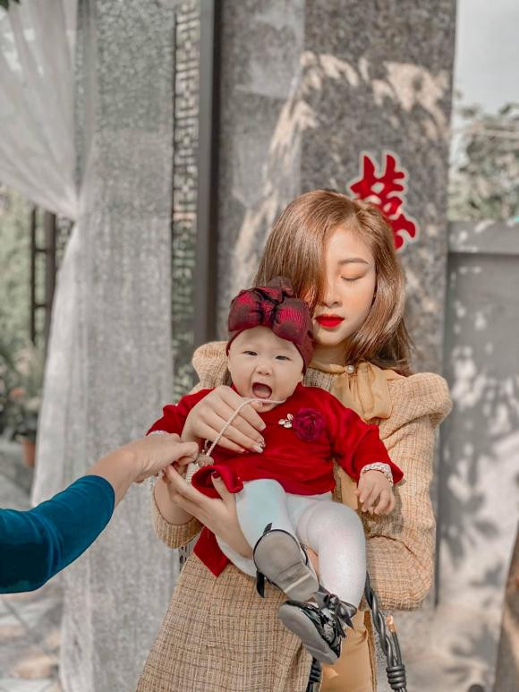 Nhiều người cũng dành lời khen cho vợ con Văn Đức: "hai chị em xinh gái quá", "xinh thế chị", "mẹ Linh và Dâu Tây đẹp quá", "Gái một con trông tròn con mắt", "Dâu Tây dễ thương quá", "chị Linh xinh hơn thời chưa lấy chồng nha"...