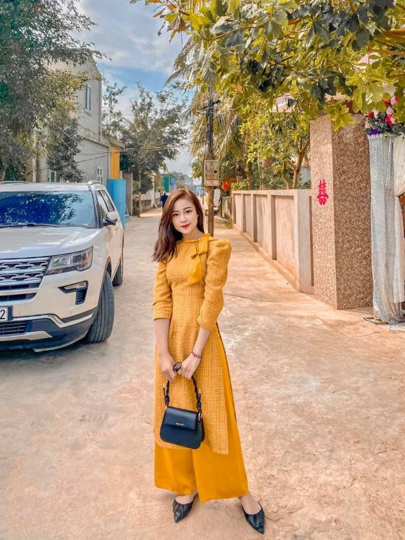 Trong ảnh, Nhật Linh diện áo dài cách tân màu vàng khoe vóc dáng thon gọn và đường cong gợi cảm.