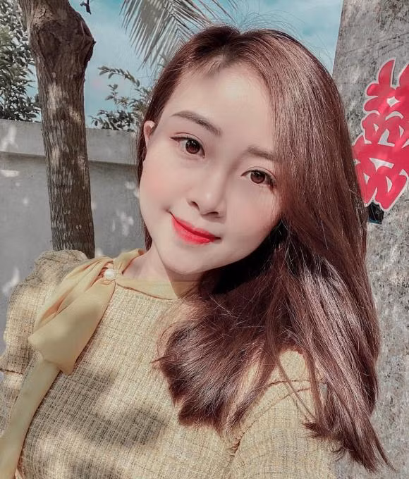 Khi nhìn thấy ảnh vợ con được bà xã đăng tải, Phan Văn Đức liền bình luận: "Hai chị em đẹp gái".