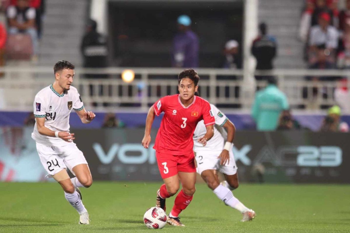 Đầu trận, HLV Troussier thay đổi hai vị trí trên hàng công Việt Nam, khi Văn Tùng đá cặp với Tuấn Hải, trong khi Quang Hải chơi tiền vệ công. Điều chỉnh này của chiến lược gia người Pháp không phát huy tác dụng tốt, khi Quang Hải có màn trình diễn mờ nhạt.