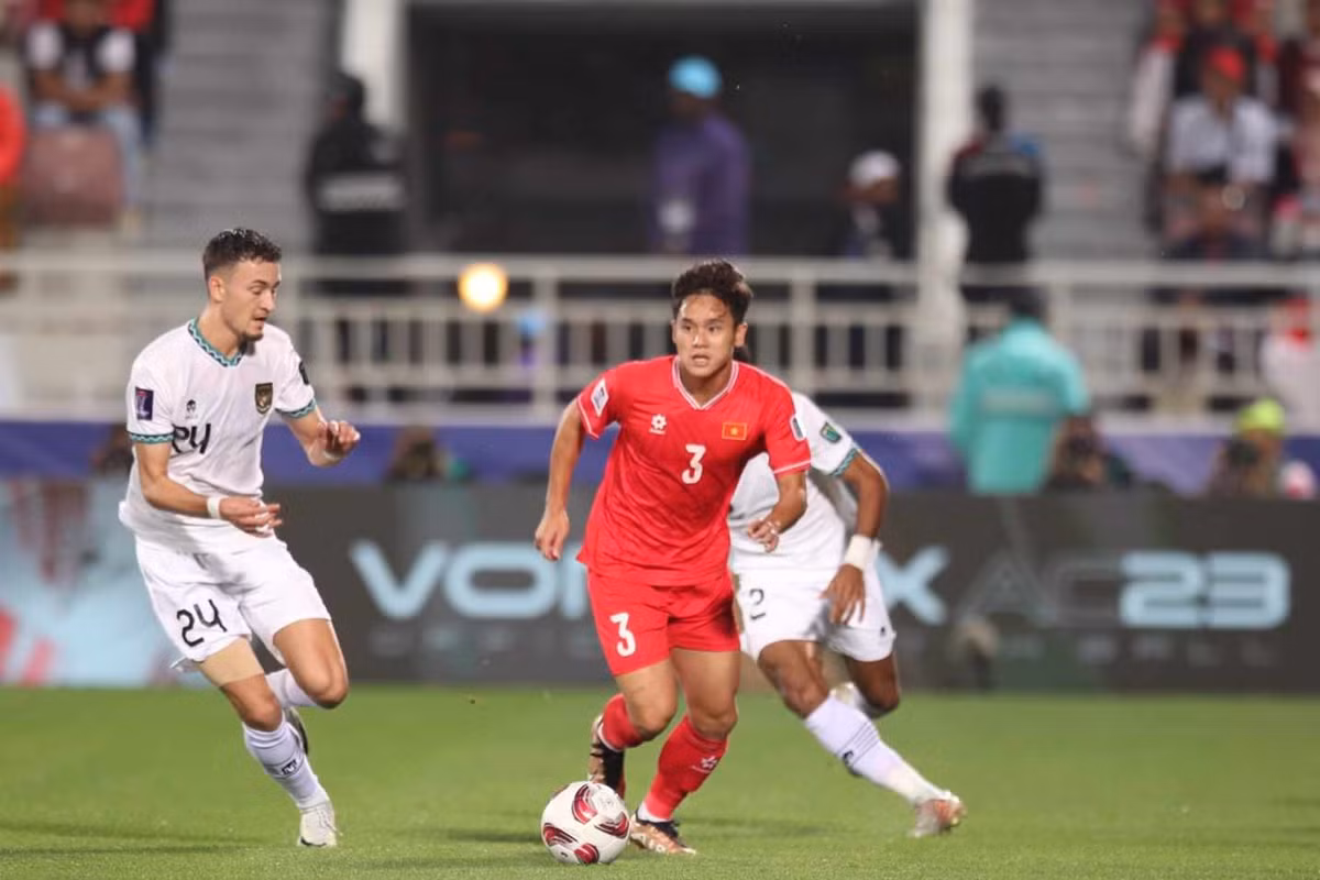 Đầu trận, HLV Troussier thay đổi hai vị trí trên hàng công Việt Nam, khi Văn Tùng đá cặp với Tuấn Hải, trong khi Quang Hải chơi tiền vệ công. Điều chỉnh này của chiến lược gia người Pháp không phát huy tác dụng tốt, khi Quang Hải có màn trình diễn mờ nhạt.