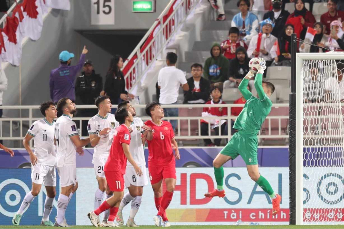 Bên phía Indonesia, HLV Shin Tae-yong tiếp tục trọng dụng cầu thủ sinh ra tại Hà Lan, Rafael Struick. Anh là một trong 5 cầu thủ nhập tịch của "Garuda" trận này và nhanh chóng tạo ra khác biệt.