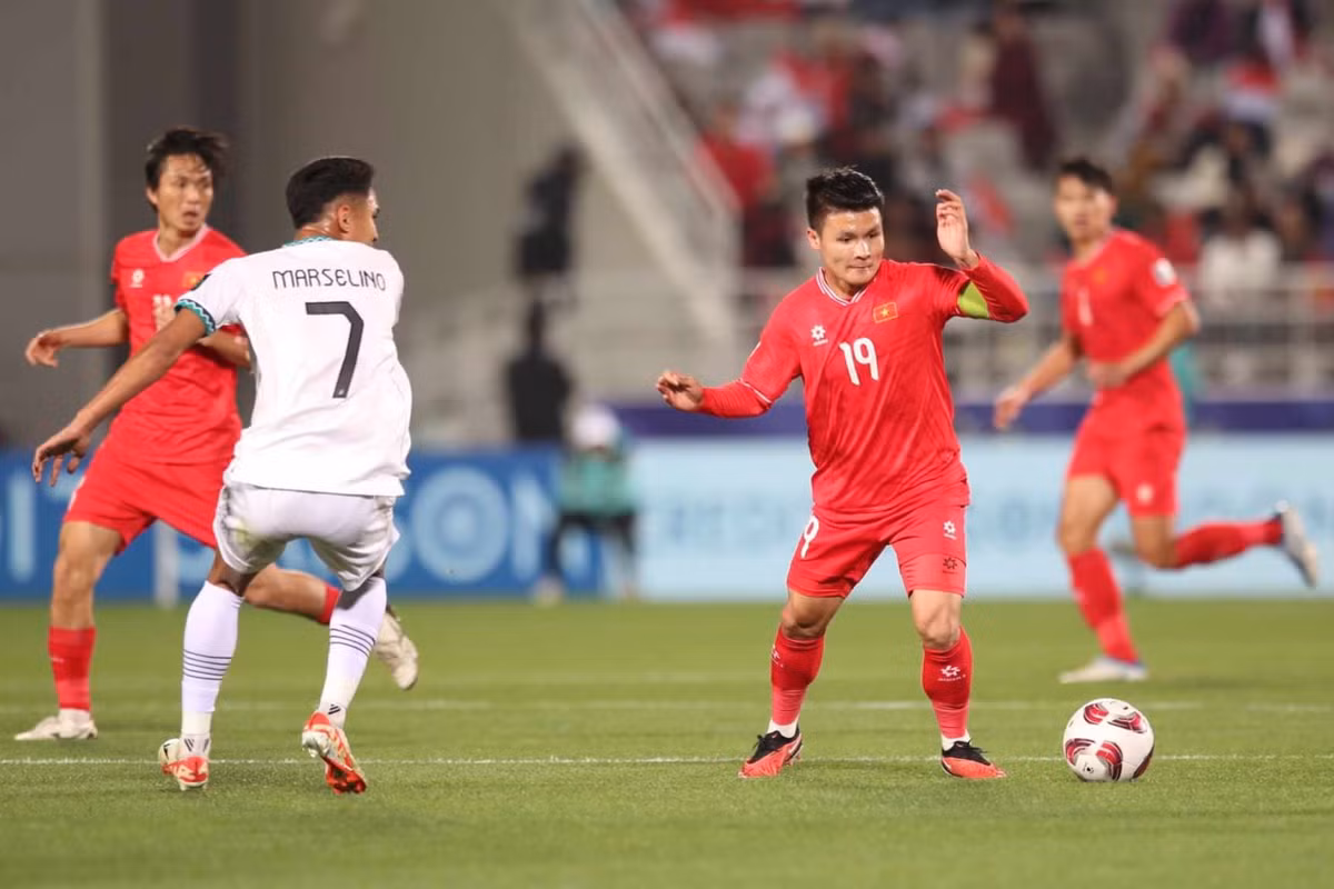 Ngay từ đầu trận, Indonesia đã thể hiện sự lấn lướt khi liên tục kiểm soát bóng và tung ra những cú dứt điểm đầu tiên về phía khung thành Việt Nam, khiến Nguyễn Filip phải làm việc vất vả.