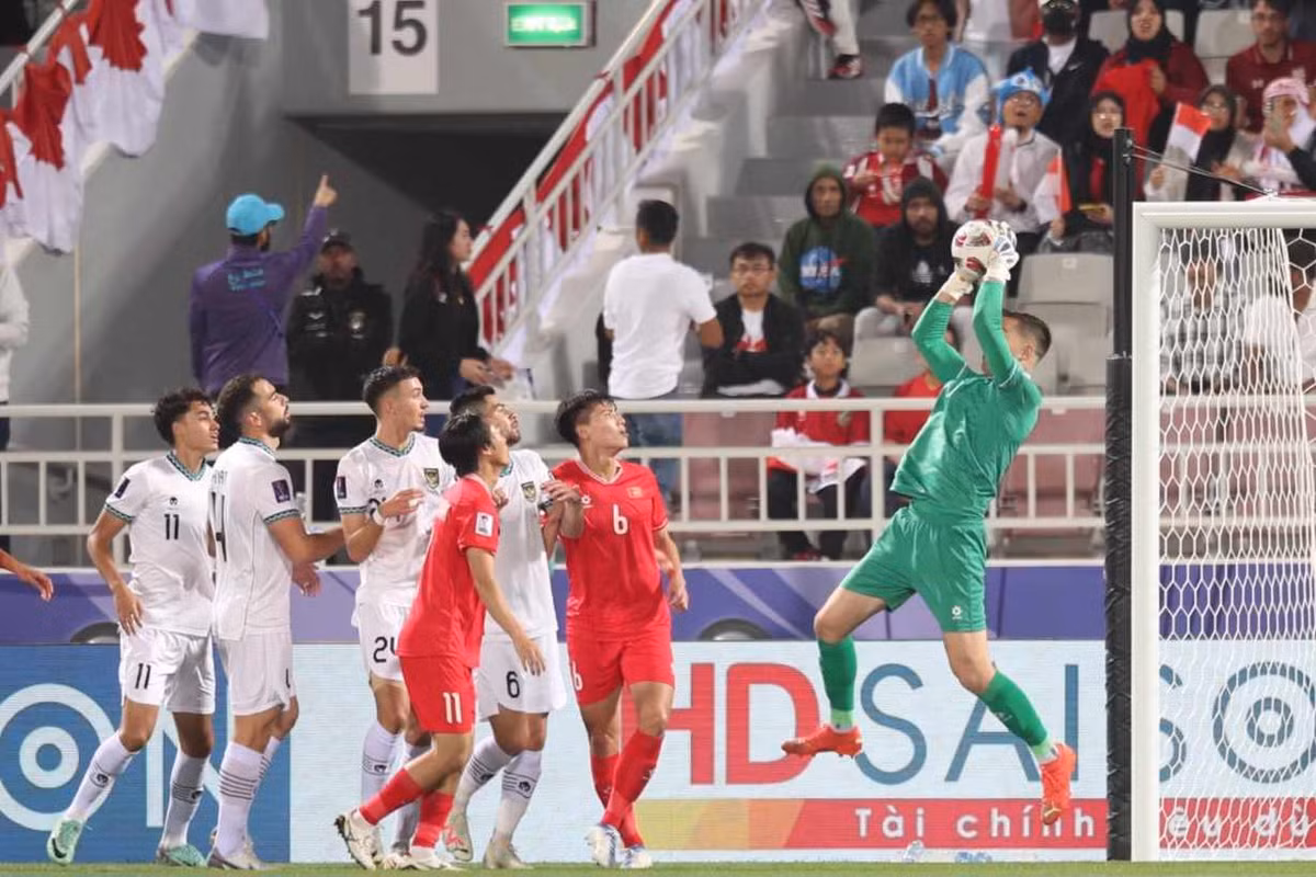 Bên phía Indonesia, HLV Shin Tae-yong tiếp tục trọng dụng cầu thủ sinh ra tại Hà Lan, Rafael Struick. Anh là một trong 5 cầu thủ nhập tịch của "Garuda" trận này và nhanh chóng tạo ra khác biệt.