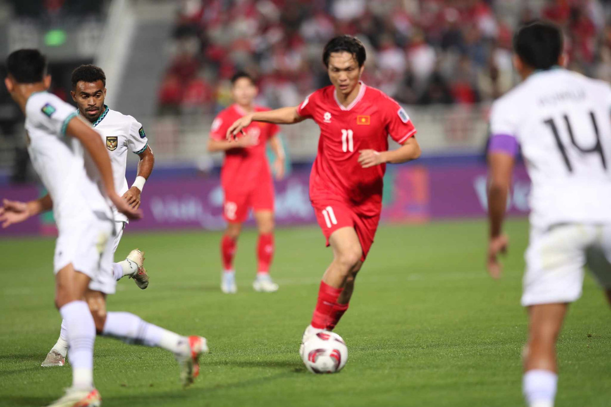 Ở chiều ngược lại, đội bóng của HLV Troussier chưa tung ra cú dứt điểm nào sau quãng thời gian 15 phút đầu. Bộ đôi tiền vệ trung tâm Tuấn Anh - Thái Sơn tỏ ra lép vế trước các cầu thủ nhập tịch bên phía Indonesia.