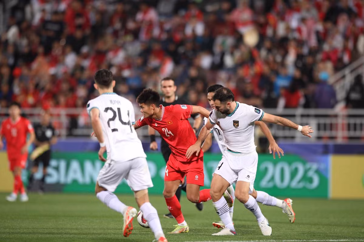 Bước sang đầu hiệp hai, HLV Troussier có hai sự thay đổi người khi Lê Phạm Thành Long vào thay Nguyễn Thái Sơn, và Khuất Văn Khang vào thay Tuấn Hải. Điều chỉnh này nhắm đến khu trung tuyến khi hàng tiền vệ của Việt Nam chơi tệ trong hiệp một. Nhờ thế, các cầu thủ áo đỏ chơi tốt hơn khi chủ động ép sân.