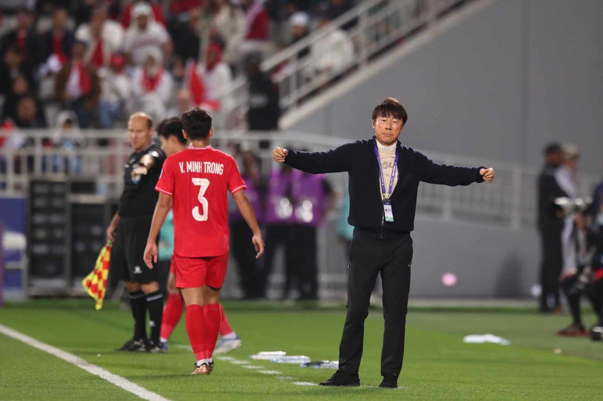 Sức ép từ phía Indonesia khiến hàng thủ Việt Nam lúng túng. Sự non nớt về mặt kinh nghiệm khiến "Các chiến binh Sao Vàng" trả giá. Phút 40, trung vệ Thanh Bình kéo áo thô thiển với Struick trong vùng cấm và chịu quả penalty. Quá khó hiểu cho trung vệ đang thi đấu cho CLB Viettel Thể Công trong tình huống đó như vậy.