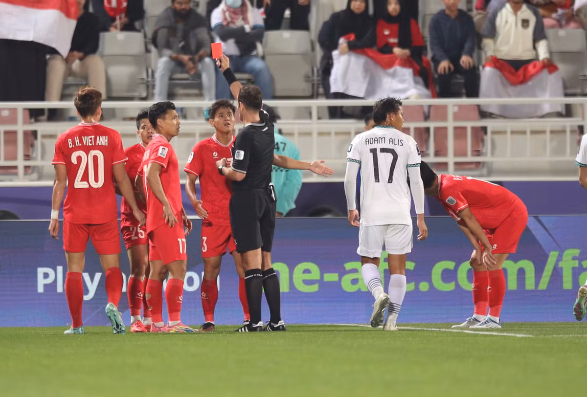 Trong khi hàng công mất liên lạc, ở hàng thủ, Việt Nam bộc lộ sơ hở khi dâng cao. Thành Long nhận thẻ vàng thứ hai sau pha truy cản đối thủ phản công, khiến Việt Nam chỉ còn chơi với 10 người từ phút 90+1, và nhận trận thua 0-1.