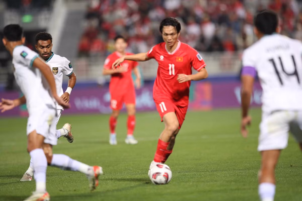 Ở chiều ngược lại, đội bóng của HLV Troussier chưa tung ra cú dứt điểm nào sau quãng thời gian 15 phút đầu. Bộ đôi tiền vệ trung tâm Tuấn Anh - Thái Sơn tỏ ra lép vế trước các cầu thủ nhập tịch bên phía Indonesia.