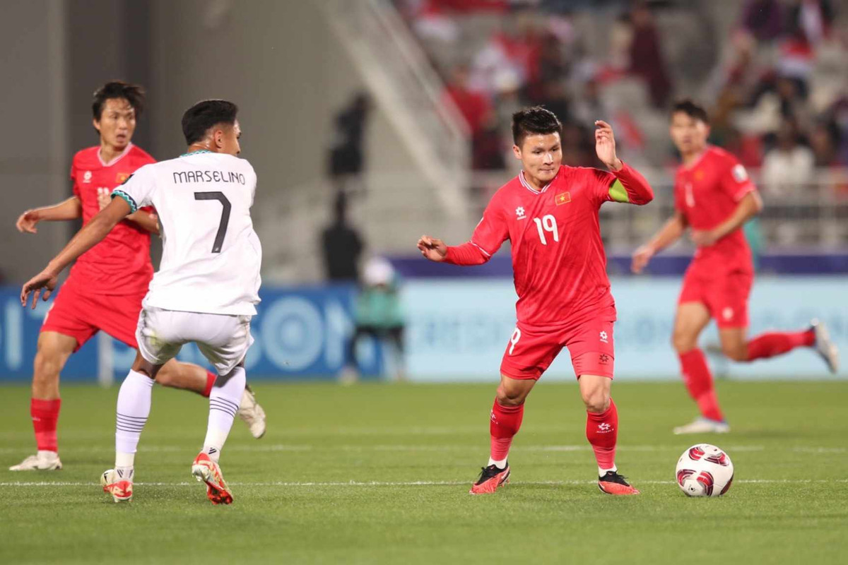 Ngay từ đầu trận, Indonesia đã thể hiện sự lấn lướt khi liên tục kiểm soát bóng và tung ra những cú dứt điểm đầu tiên về phía khung thành Việt Nam, khiến Nguyễn Filip phải làm việc vất vả.
