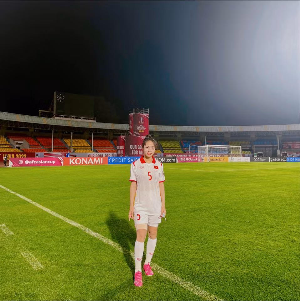 Như đã biết, đội tuyển nữ Việt Nam vừa qua đã tạo nên kì tích khi lần đầu tiên giành vé dự VCK World Cup. Trong số những bóng hồng là học trò HLV Mai Đức Chung, netizen dành sự chú ý không hề nhỏ đến Trần Thị Duyên bên cạnh những cái tên khác như Thanh Nhã, Chương Thị Kiều hay Hoàng Thị Loan.