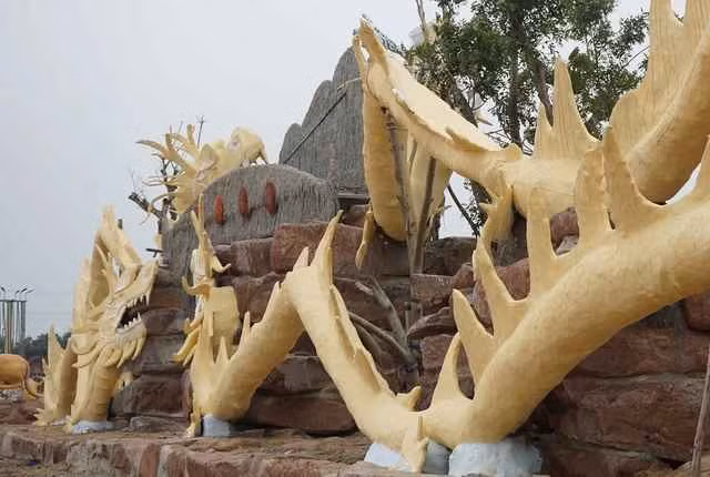 Mới đây, cộng đồng mạng rần rần tranh cãi trước hình ảnh linh vật rồng vừa hoàn thiện ở Thanh Hóa.