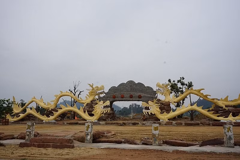 Được biết, tượng 4 linh vật rồng được đặt trong khuôn viên giải trí của một doanh nghiệp tại xã Tiên Trang, huyện Quảng Xương, tỉnh Thanh Hóa.