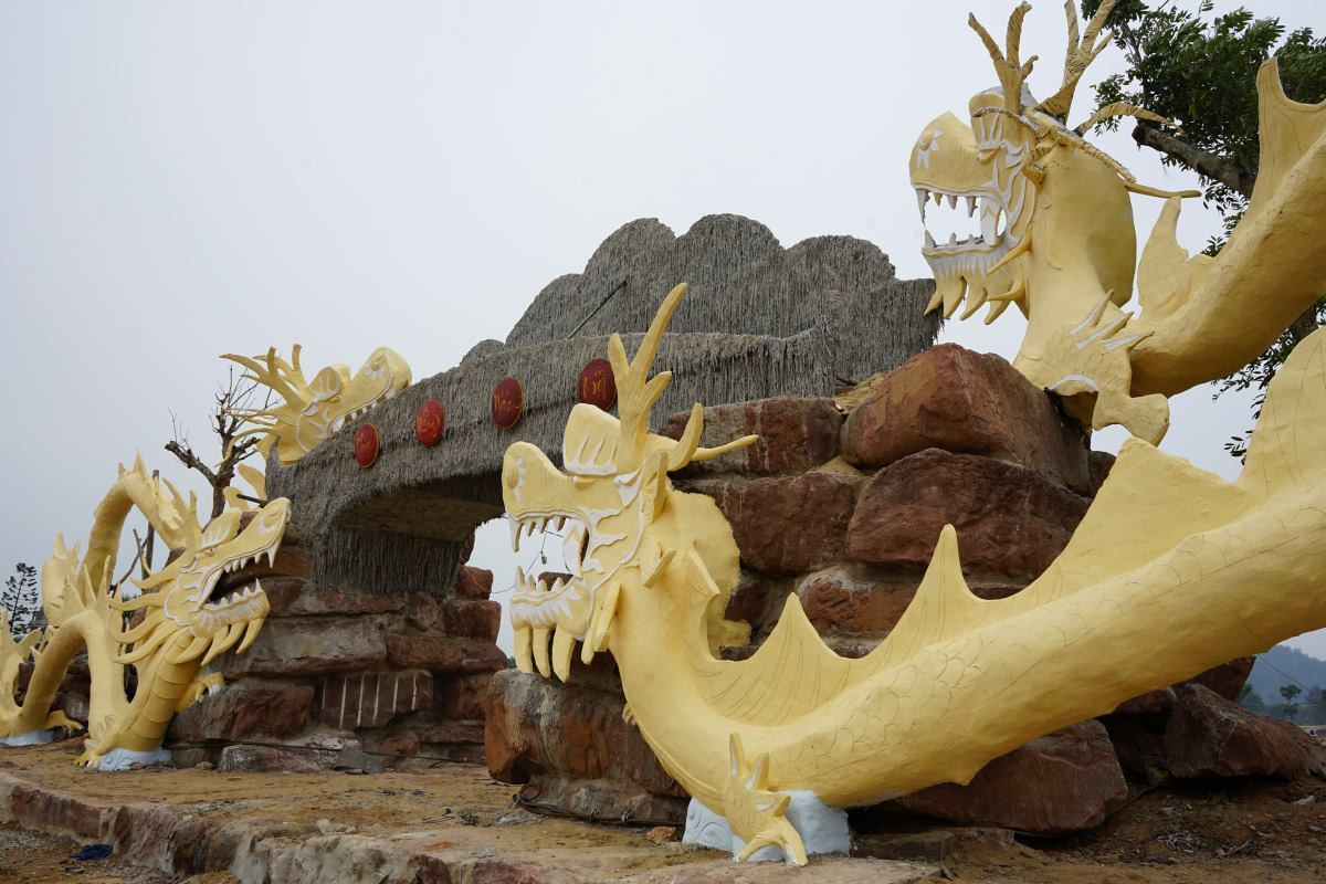 Thân hình linh vật rồng được thiết kế uốn lượn, có màu vàng tươi.