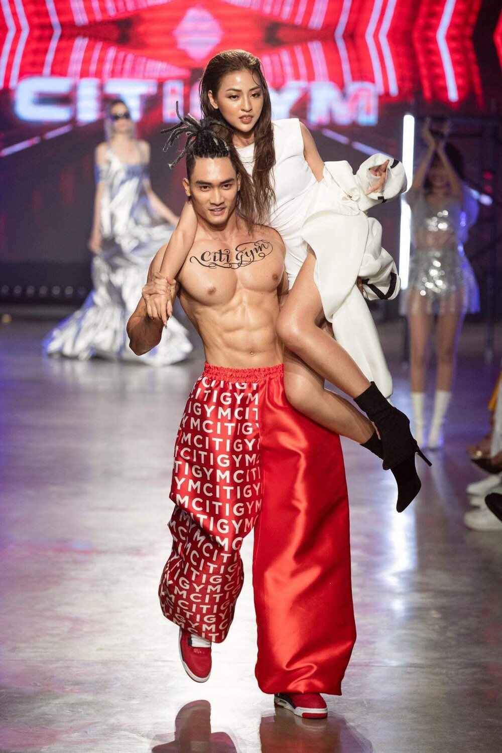 Sau khi buổi diễn kết thúc, đoạn clip Thanh Tâm "vồ ếch" nhanh chóng được đăng tải. Nhiều ý kiến cho rằng cô nàng và anh chàng người mẫu xử lí rất chuyên nghiệp.