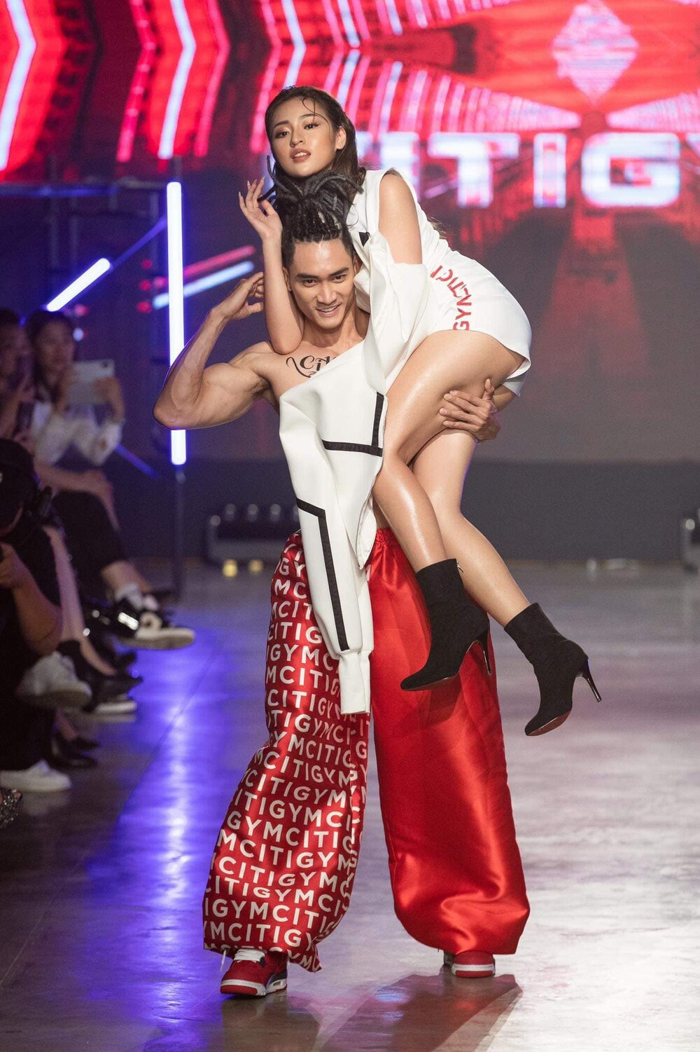 Một số khác lại nghĩ đây chỉ là dàn dựng, tại sao không phải là ai khác mà lại là hot girl "bắp cần bơ" và cho rằng nhà sản xuất làm vậy để gây chú ý.