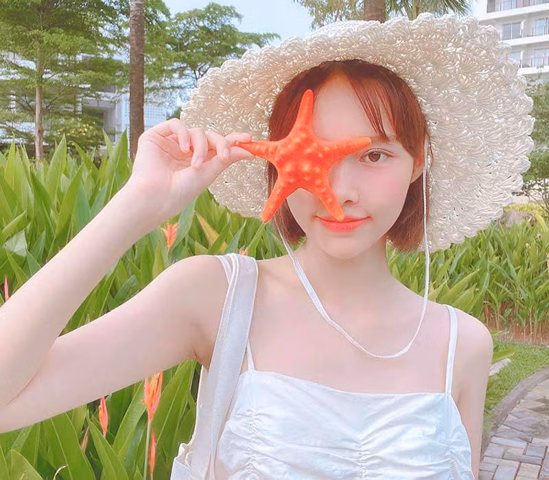 Các học viên của Hồng Ngọc rất yêu mến và thích thú trong những giờ cô đứng lớp, không chỉ học được nhiều kiến thức làm đẹp mà các em còn chứng kiến tận mắt nhan sắc ngọt ngào như thiên sứ ngay trước mắt.