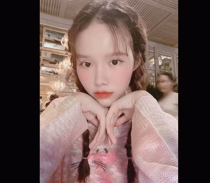 Mới đây, những bức ảnh về vẻ đẹp mới tinh khiến bao ánh nhìn ngẩn ngơ chính là của cô nàng giáo viên dạy làm tóc nổi đình đám showbiz Việt.