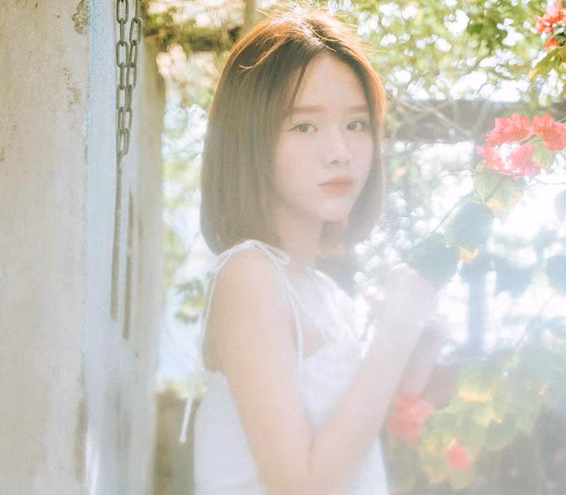 Nữ giáo viên sở hữu làn da trắng sứ và trong veo như pha lê, chính vì vậy cô luôn tự tin khoe làn da với những thiết kế váy áo hai dây mỏng mảnh đậm chất nữ tính.