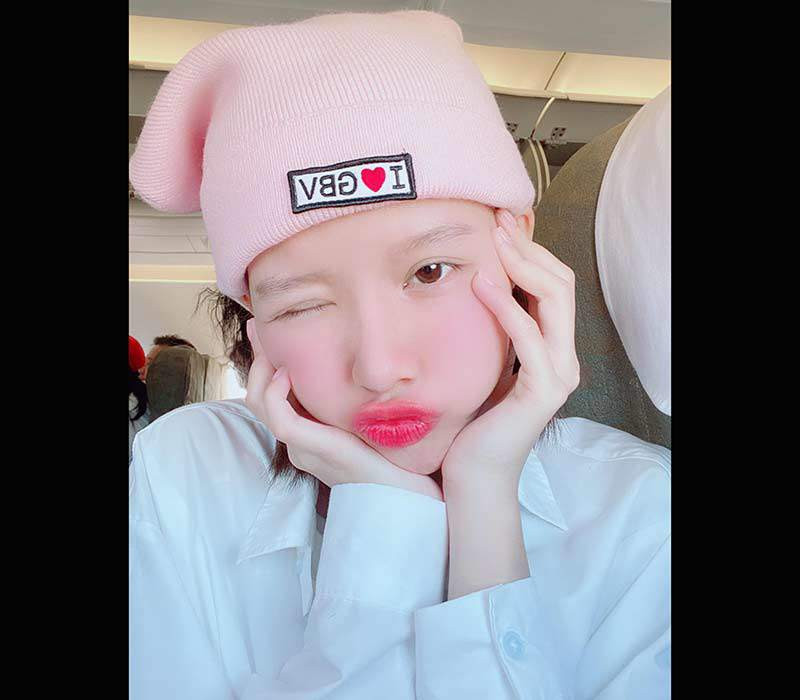 Nữ giáo viên dạy làm tóc được nhắc đến trong thời gian qua có tên Hồng Ngọc ( nickname: Jimin Young), cô nàng khá nổi tiếng trong giới làm đẹp Vbiz không chỉ bởi tài năng mà còn sở hữu vẻ đẹp mong manh như thiên sứ.