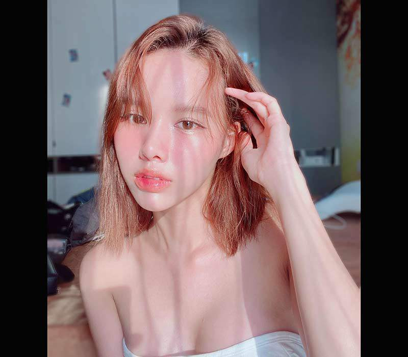 Hồng Ngọc không chỉ được biết đến với các lớp học làm tóc cơ bản và nâng cao cho các bạn trẻ, cô nàng 9X này còn là chuyên viên tạo mẫu tóc ruột của nhiều ngôi sao hàng đầu làng giải trí như Chi Pu, Sam, Elly Trần, Diệu Nhi...