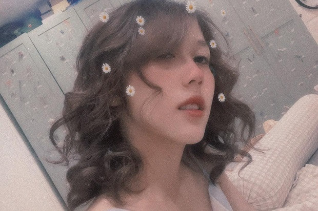 Cách đây không lâu, Youtuber Hậu Hoàng đăng một bức hình "tóc xoăn xiếc các thứ 2 dây và xài thêm filter trending hoa cúc khiến không chỉ các fan của cô nàng mà nhiều người theo dõi bất ngờ.