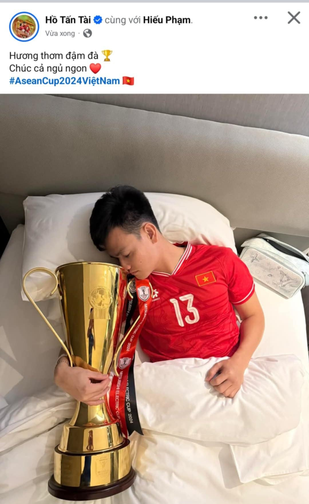 Hậu vệ Hồ Tấn Tài theo trend ôm cúp đi ngủ.