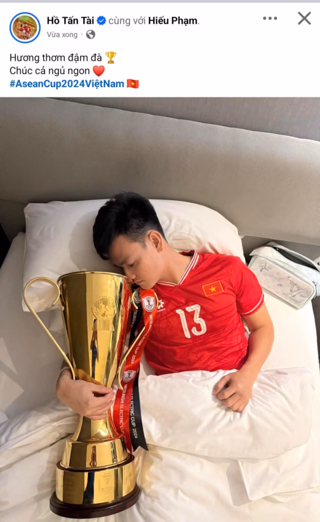 Hậu vệ Hồ Tấn Tài theo trend ôm cúp đi ngủ.