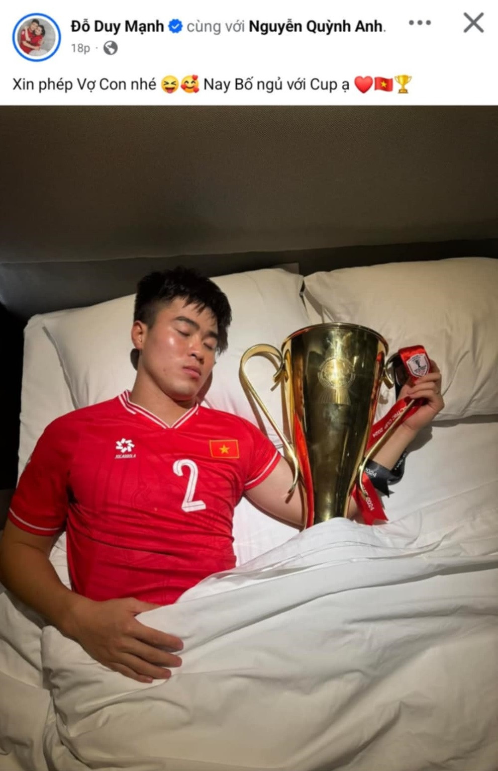 Cùng cách ăn mừng với Hồ Tấn Tài còn có đội trưởng Đỗ Duy Mạnh.