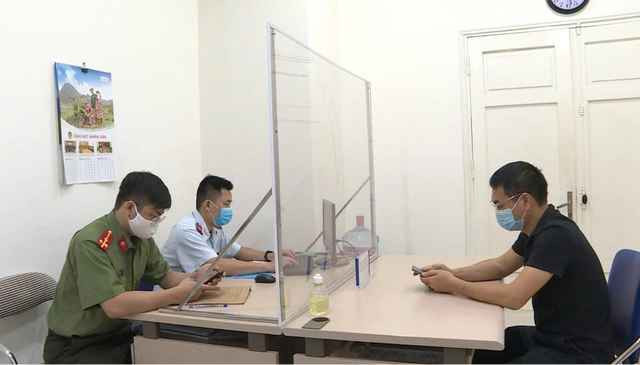 Ngày 10/5, Công an thành phố Hà Nội phối hợp với Sở Thông tin và Truyền thông Hà Nội xử phạt chủ fanpage "Hà Nội phố" (anh T.V.D., SN 1982, trú tại Hoàng Mai, Hà Nội, còn được gọi là YouTuber Duy "Nến") 12,5 triệu đồng do đăng tải thông tin sai sự thật liên quan đến dịch Covid-19.