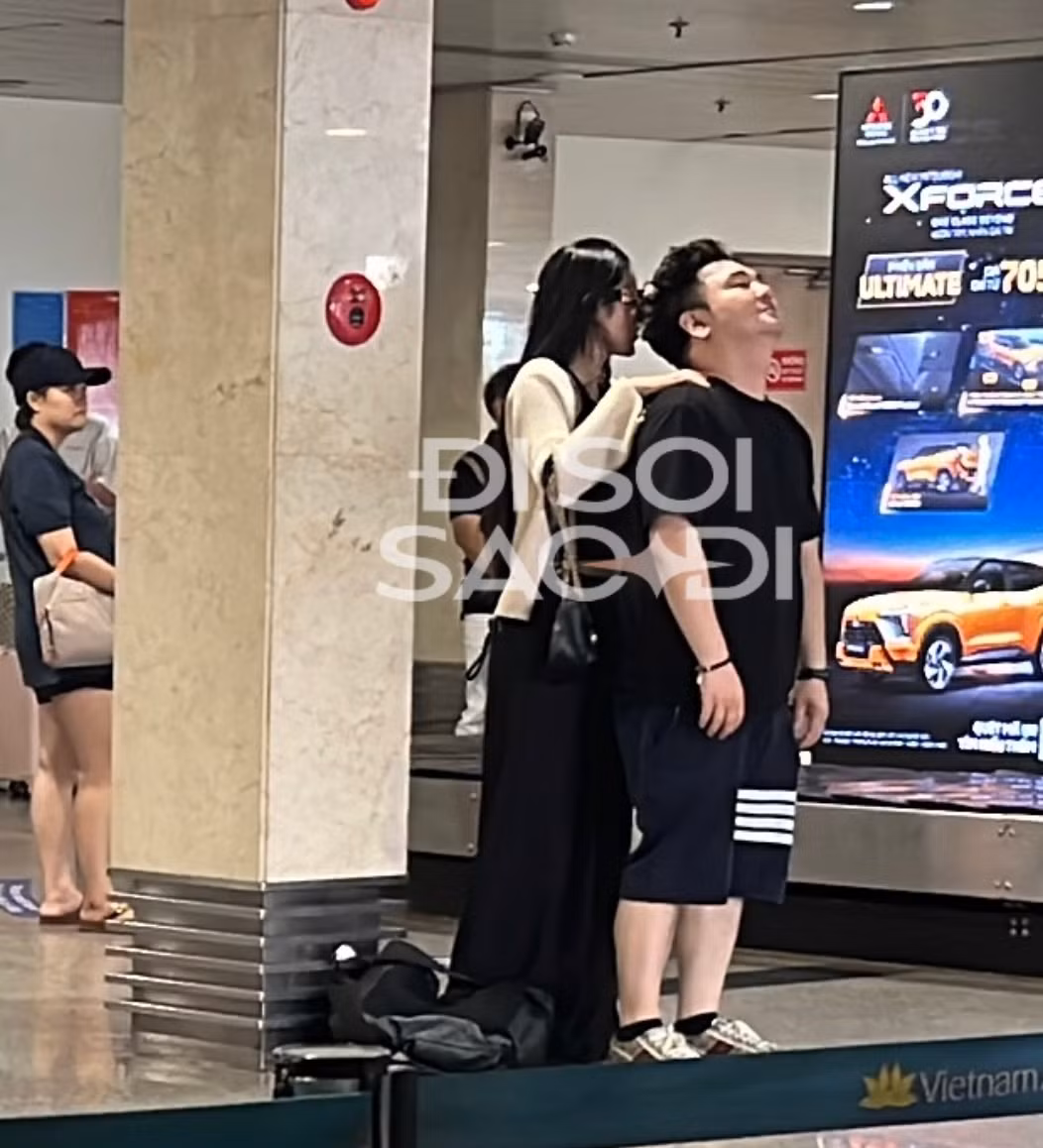 Thông tin hẹn hò của Xemesis đang được cư dân mạng theo dõi sát sao. Chồng cũ Xoài Non được bắt gặp có hành động tình cảm với một cô gái lạ mặt tại sân bay khi đi từ Hà Nội về TP.HCM. Ảnh: Đi Soi Sao Đi