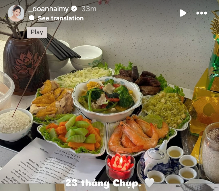 Mâm cỗ đầy với những món được bày biện đẹp mắt, thể hiện sự khéo léo và chỉn chu của nàng dâu Doãn Hải My trong cái tết thứ hai về làm dâu nhà Đoàn Văn Hậu.